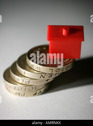 Un monopole de l'ontop house se trouve un tas de pièces livre. Banque D'Images