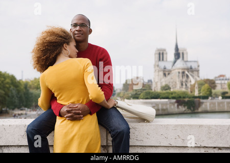 African couple hugging Banque D'Images