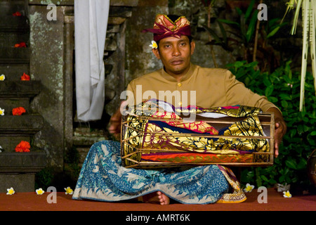 Homme jouant de la batterie de Gamelan Bali Indonésie Ubud Palace Banque D'Images