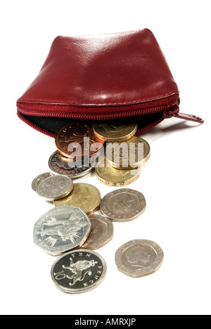 Déversant des pièces à partir d'un sac à main en cuir rouge avec fermeture éclair Banque D'Images