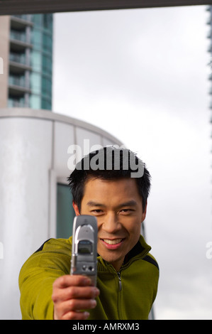 Man Taking Photo with Camera Phone Banque D'Images