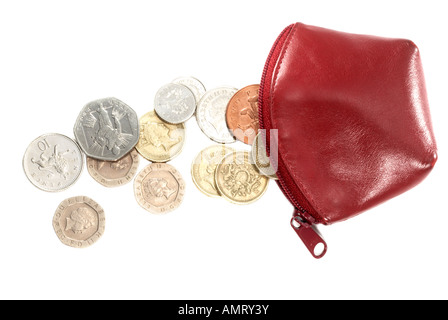 Déversant des pièces à partir d'un sac à main en cuir rouge avec fermeture éclair Banque D'Images