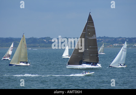 Disponibles pour la formation La Semaine de Cowes sur l'île de Wight vu du point de vue de Yarmouth Banque D'Images