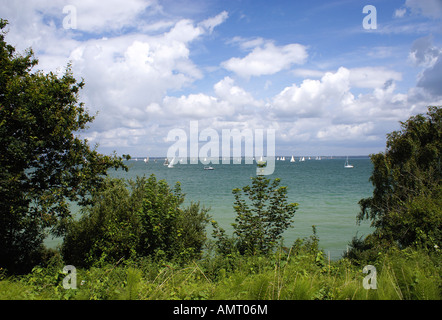 Disponibles pour la formation La Semaine de Cowes sur l'île de Wight vu du point de vue de Yarmouth Banque D'Images