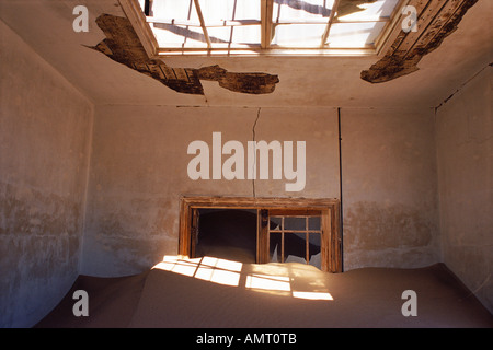 Intérieur de maison déserte, Pomona, Namibie Banque D'Images