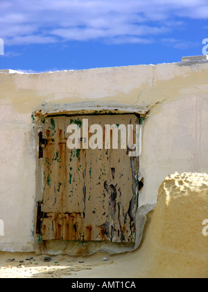 Vieille porte en pierre blanche des capacités pour le stockage de sel dans l'île de Gozo, à Malte Banque D'Images