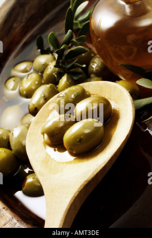 Olives vertes sur cuillère en bois, elevated view Banque D'Images