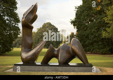 Henry Moore sculpture inclinables en deux pièces Figure Cut 1979-81 Banque D'Images