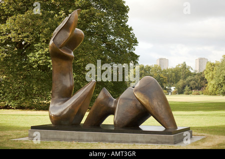 Henry Moore sculpture inclinables en deux pièces Figure Cut 1979-81 Banque D'Images