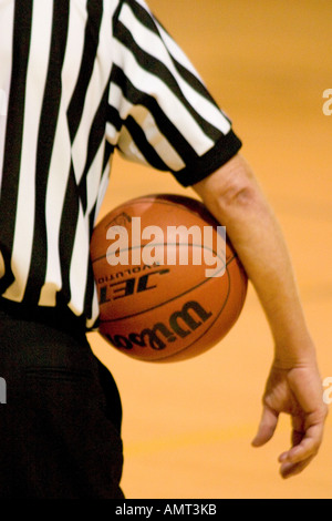 Holding basketball arbitre sous le bras en attendant de reprendre le jeu. Downers Grove Illinois IL USA Banque D'Images