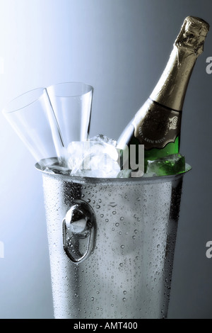 Bouteille de champagne dans un seau à glace Banque D'Images