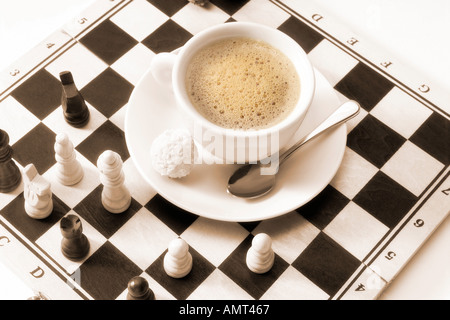 Tasse de café sur l'échiquier Banque D'Images