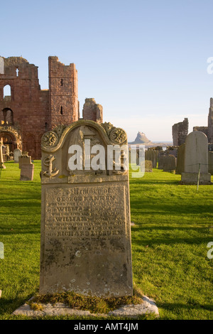 Pierre tombale gravée. Pierres sculptées dans le cimetière de l'abbaye sur l'île Sainte de Lindisfarne, Northumberland Royaume-Uni Banque D'Images