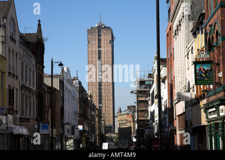 Vue au sud vers le bas un Oldham Street de rues principales de Manchester en regardant vers la tour au Piccadilly Plaza UK 2006 Banque D'Images