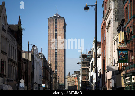 Vue au sud vers le bas un Oldham Street de rues principales de Manchester en regardant vers la tour au Piccadilly Plaza UK 2006 Banque D'Images