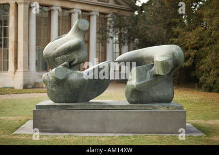 Sculpture de Henry Moore, deux morceau figure allongée 1969 points Banque D'Images