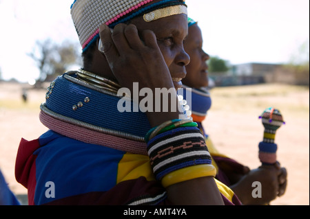 Mesdames Ndebele, Mabhoko Cultural Village, North Western Province (Afrique du Sud). Banque D'Images
