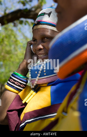 Mesdames Ndebele, Mabhoko Cultural Village, North Western Province (Afrique du Sud). Banque D'Images