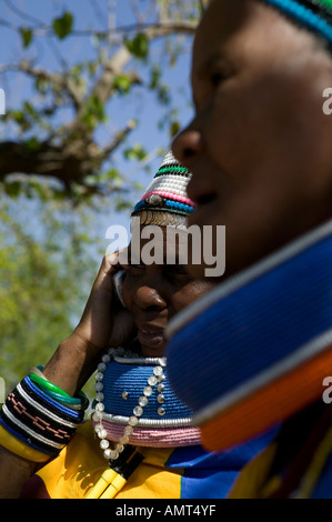 Mesdames Ndebele, Mabhoko Cultural Village, North Western Province (Afrique du Sud). Banque D'Images