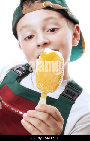 Boy holding icecream Banque D'Images