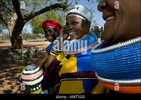 Mesdames Ndebele, Mabhoko Cultural Village, North Western Province (Afrique du Sud). Banque D'Images