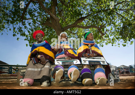 Mesdames Ndebele, Mabhoko Cultural Village, North Western Province (Afrique du Sud). Banque D'Images