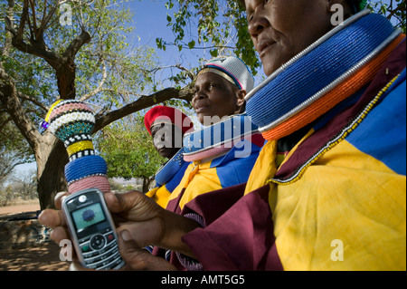 Mesdames Ndebele, Mabhoko Cultural Village, North Western Province (Afrique du Sud). Banque D'Images