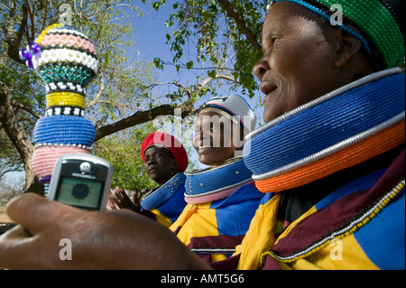 Mesdames Ndebele, Mabhoko Cultural Village, North Western Province (Afrique du Sud). Banque D'Images