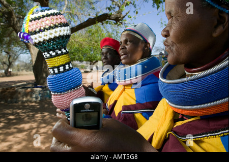 Mesdames Ndebele, Mabhoko Cultural Village, North Western Province (Afrique du Sud). Banque D'Images