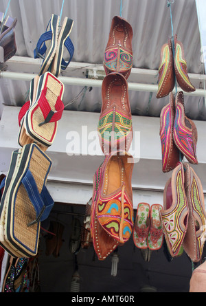 Chaussures colorées à vendre à l'extérieur d'une boutique à Pushkar, Inde Banque D'Images