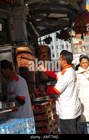 ISTANBUL. Man slicing döner kebab à l'extérieur d'un café sur la place Taksim. L'année 2007. Banque D'Images