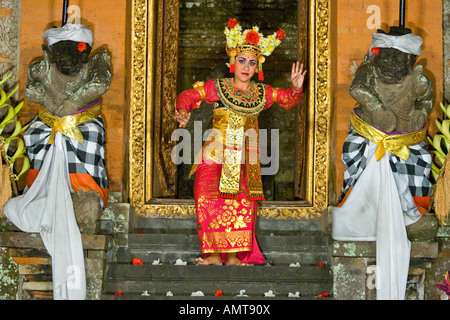 Danseuse Legong Ubud Palace Rendement Bali Indonesia Banque D'Images