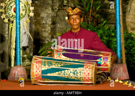 Homme jouant de la batterie de Gamelan Bali Indonésie Ubud Palace Banque D'Images