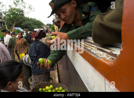 L'État Shan en Birmanie Myanmar voyage en train entre la gare de Thazi et Kalaw Mindhaik soldat à la fenêtre en train de partir pour la vente de citron Banque D'Images