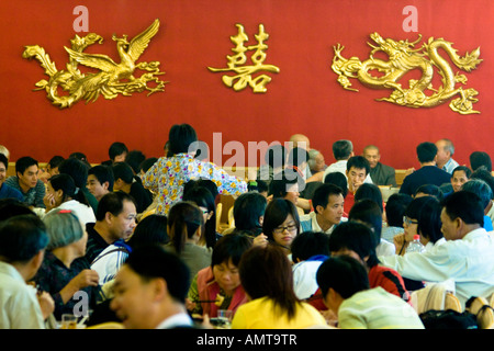 Les personnes mangeant chinois dans un restaurant chinois de Hong Kong, Chine Banque D'Images