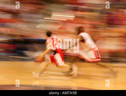 Une vitesse d'obturation lente tourné d'un joueur de basket-ball cour bas dribble Banque D'Images