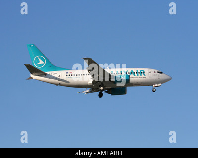 Boeing 737-500 pouvant accueillir Luxair à l'arrivée Banque D'Images