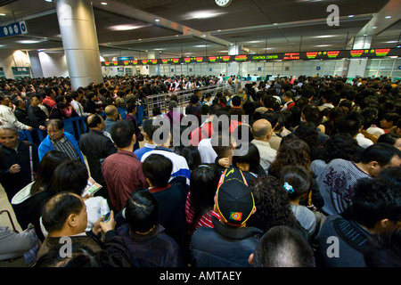Les gens attendent pour entrer chinois Macao au passage de la frontière entre Macao et Zhuhai Chine sur un week-end Normal Banque D'Images