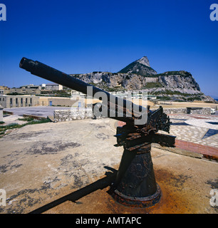 Un vieux canon rouillé mémorial sur stony plinthe avec bâtiments militaires à la base d'Europa Point sur Gibraltar Banque D'Images