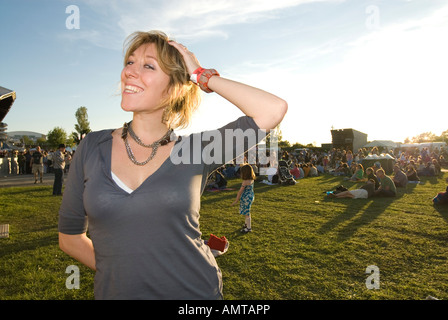 Martha Wainwright posant après au festival de Cheltenham 2007 Wychwood Banque D'Images