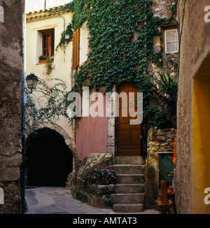 Regardant vers le bas sur l'ancienne cité médiévale calme rue étroite à l'ancienne voûte en pierre dans la ville de Roquebrune au Sud de France Banque D'Images