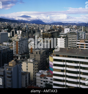 Vue nord sur la ville d'édifices en hauteur vers les montagnes lointaines avec nuage dérive Quito Équateur La province de Pichincha Banque D'Images