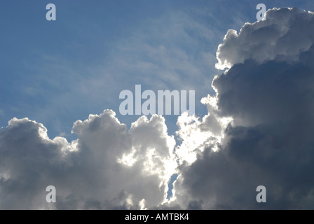 Skyscape les Cumulus par le soleil en contre-jour lueur d'Angleterre Banque D'Images