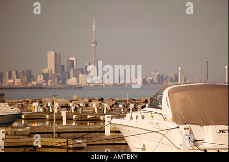 Canada, Ontario, Mississauga, Port Credit, Marina avec la Ville de Toronto dans l'arrière-plan, Printemps 2004 Banque D'Images