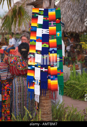 Un marché très coloré de décrochage de l'artisanat au port de Puerto Quetzal la côte du Pacifique de la République du Guatemala en Amérique centrale Banque D'Images