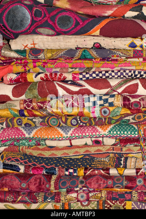 Pile de textiles brodés et appliqué à partir de l'Inde Rajahstan Banque D'Images