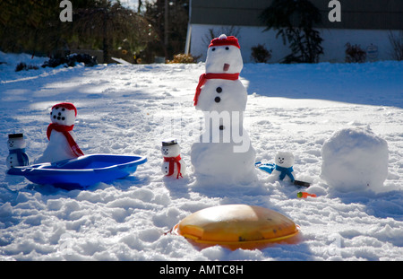 Les bonshommes sur une pelouse de banlieue Banque D'Images