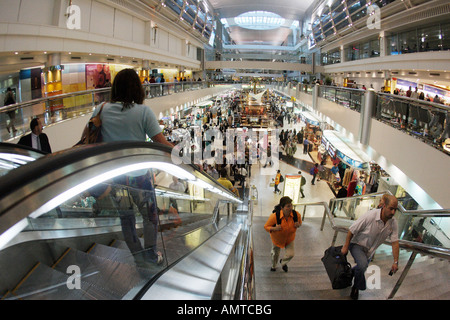 La zone duty free à l'Aéroport International de Dubaï, Émirats Arabes Unis Banque D'Images