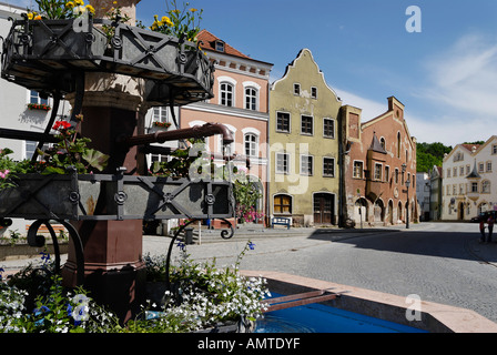 Kraiburg sur la rivière Inn district de Muehldorf Haute-bavière Allemagne place du marché avec la colonne de St Mary's et de la fontaine Banque D'Images