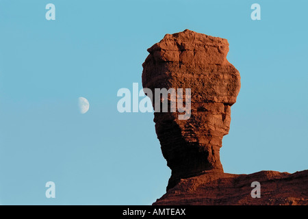 Rock l'érosion et la Lune dans Khermen Tsav Canyon. Gurvansaikhan National Park, au sud de Gobi, Mongolie Banque D'Images